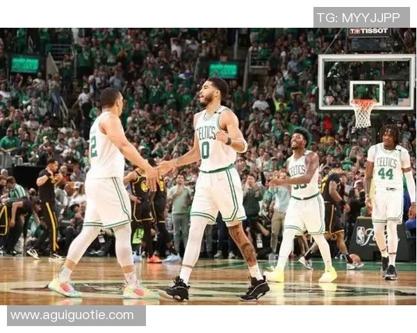 勇士与凯尔特人激战正酣NBA季后赛精彩对决引发球迷热议