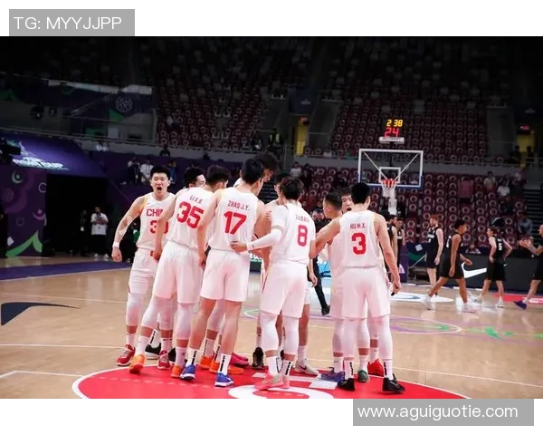 刘炜领衔上海队迎战新疆队全力争胜展现篮球激情与团队精神