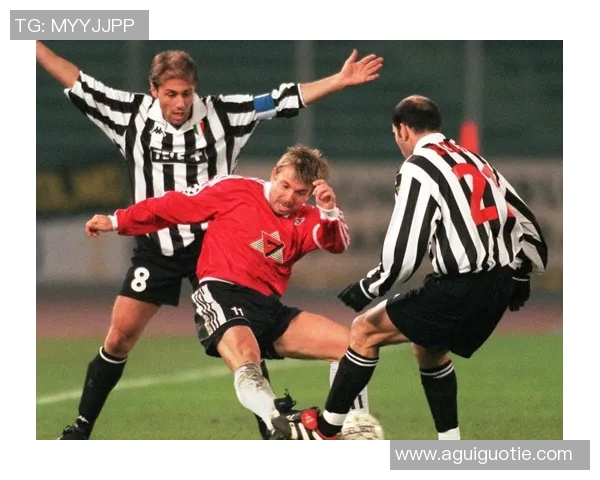 巴萨与尤文图斯在球场的巅峰对决引发的热血激情与历史回顾