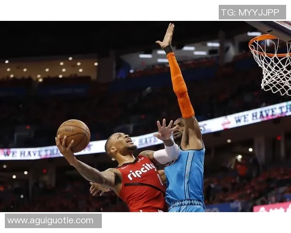 波什在激烈对决中挑战开拓者展现篮球技巧与团队合作的精彩瞬间